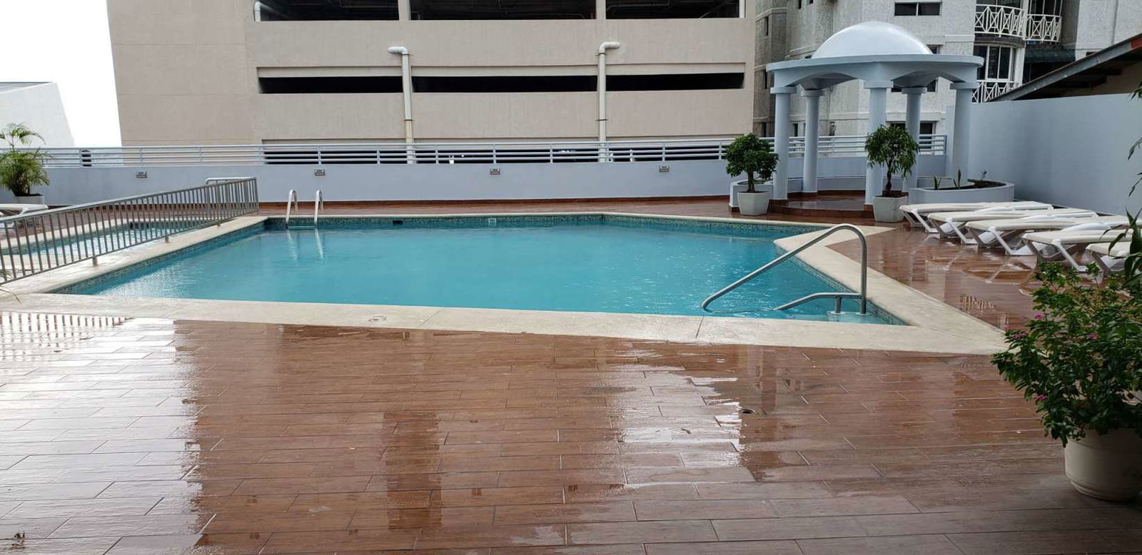 Rooftop outdoor pool with gazebo and city views at PH Premium Point San Francisco Panama