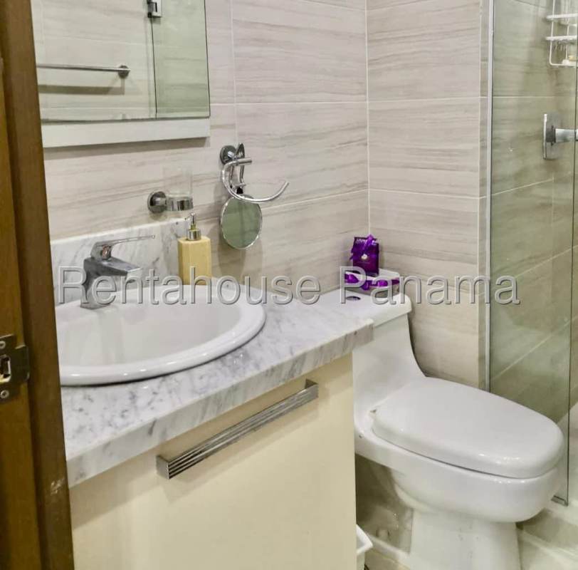 Bedroom with porcelain tile floors, closet, ensuite bath in Campo Alegre Panama