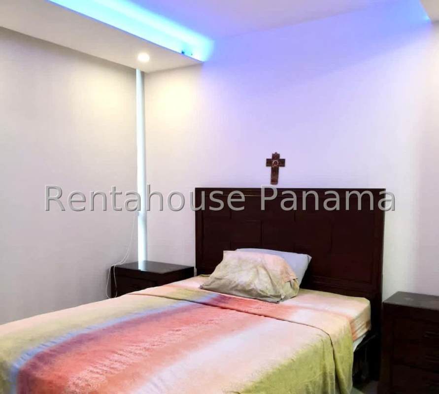 Infinity rooftop pool with skyline views PH Campo Alegre rental apartment Panama City