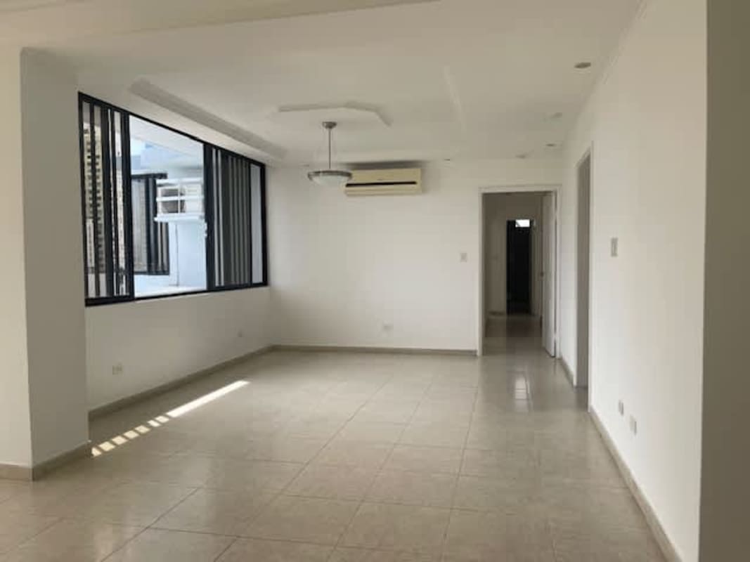 Spacious living area with big windows, AC, tile flooring in PH Plaza Real San Francisco Panama