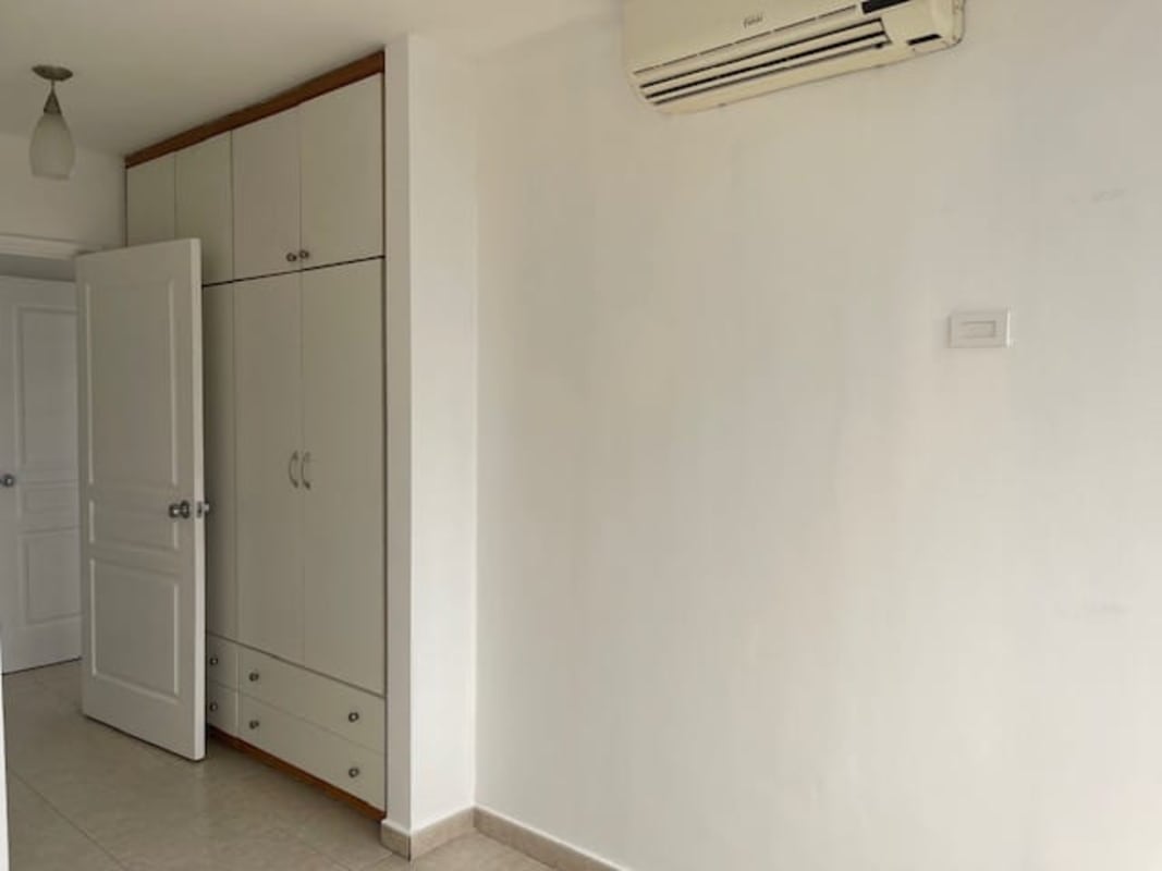 Minimalist bedroom with closet, AC and city view at PH Plaza Real San Francisco