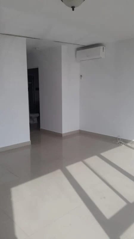 Bright living room with tile floor and window at PH Privé Panama