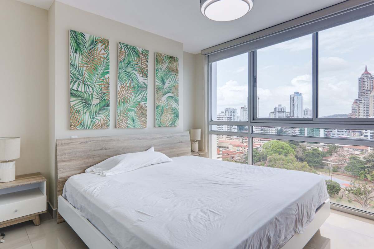 Bedroom with panoramic windows and city views PH Zaphiro El Cangrejo Panama City