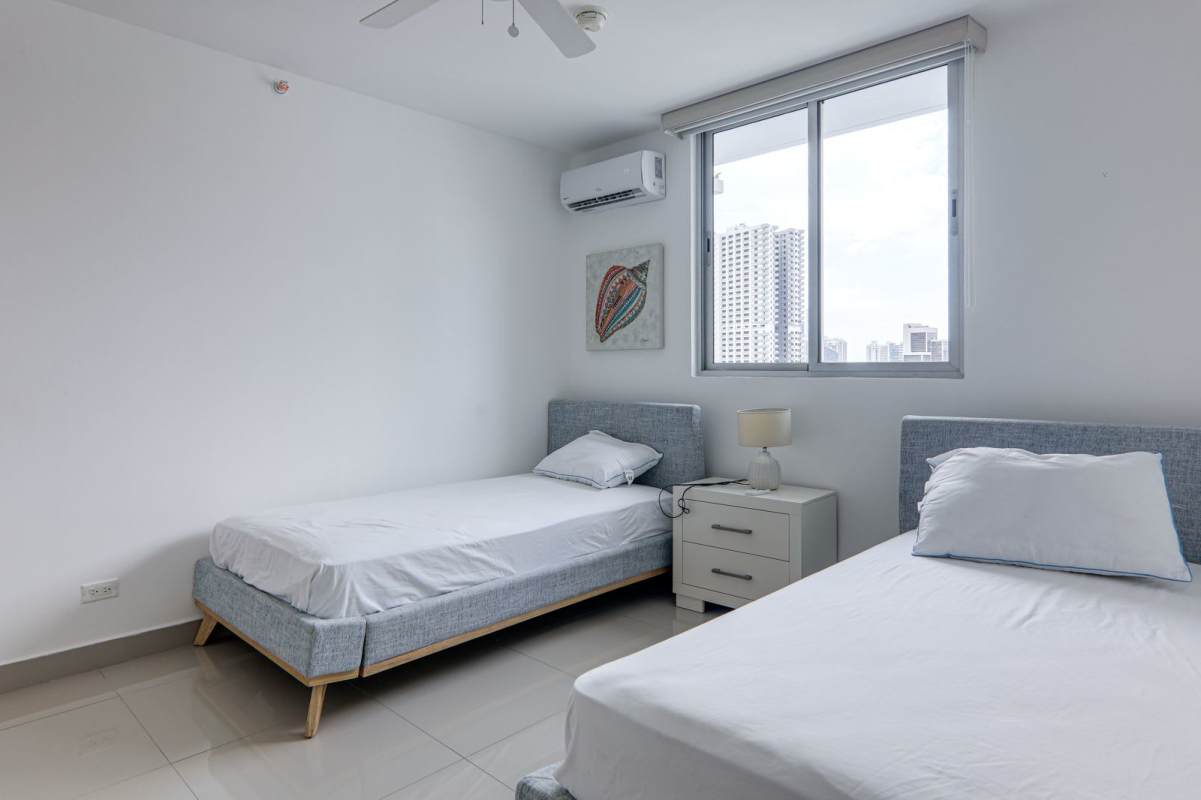 Bedroom with twin beds, AC and large window city view PH Zaphiro El Cangrejo Panama City
