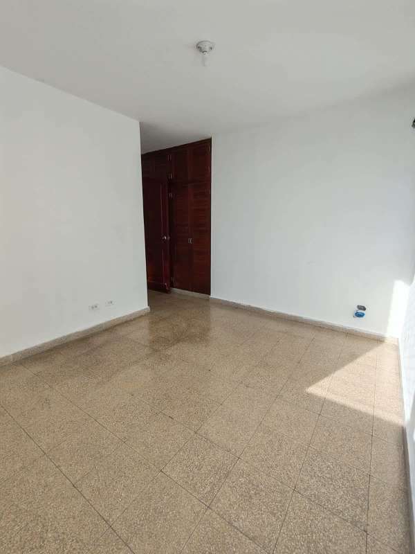 Empty bedroom with ceiling fan, tiled floor and large window in PH Don David Parque Lefevre