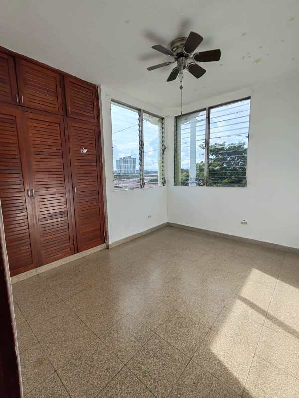 Empty bedroom with white walls, tiled floors, ceiling fan PH Don David Panama