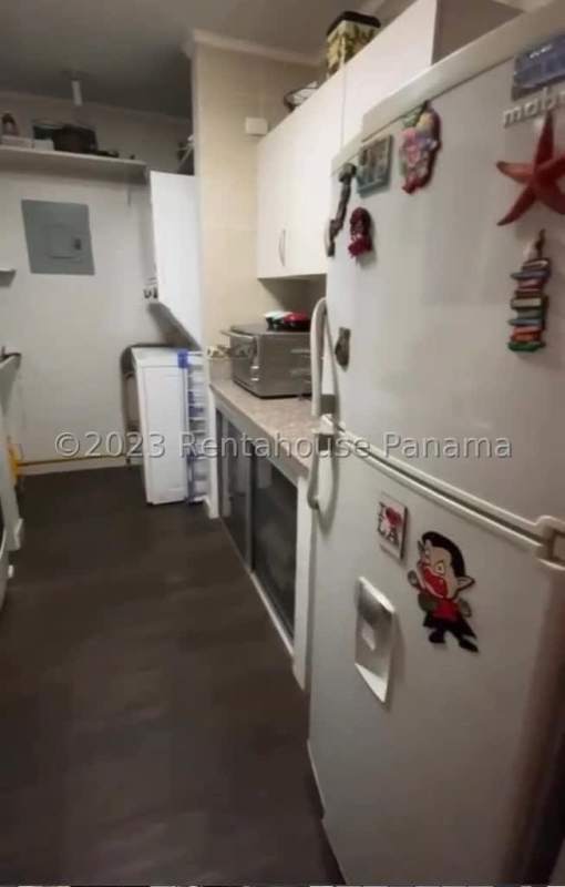 Compact bathroom with pedestal sink shower window Mystic Tower Panama