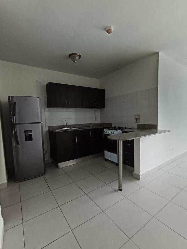 Covered outdoor balcony with tiled floor and city view at PH Green Park Panama