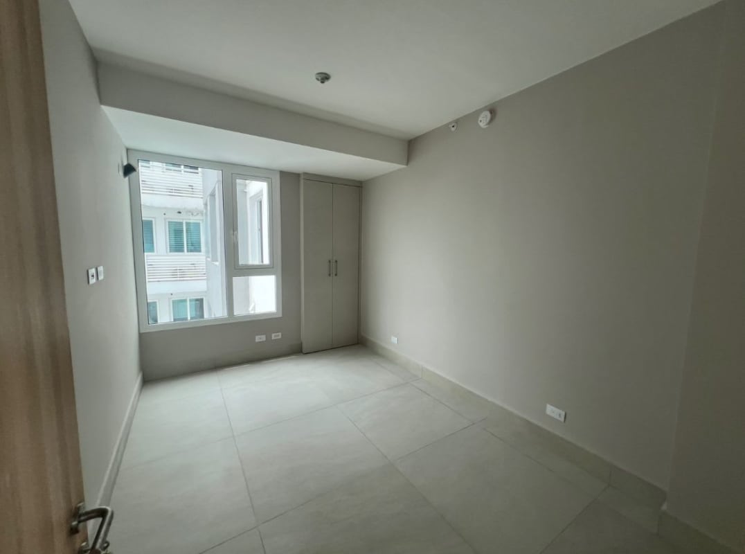 Bedroom with built-in wardrobes and city views at PH Coco del Mar Panama