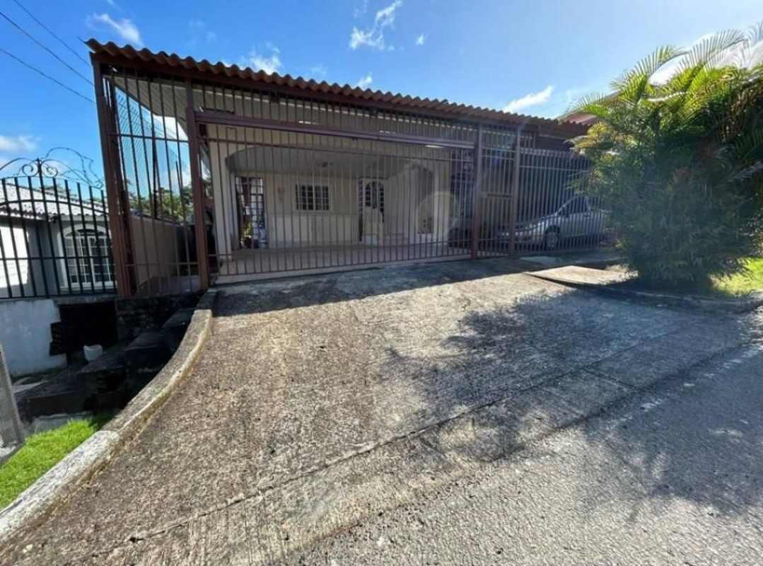 Front driveway with metal gate and covered carport for 3 cars Villa Zaita Pedregal Panama City