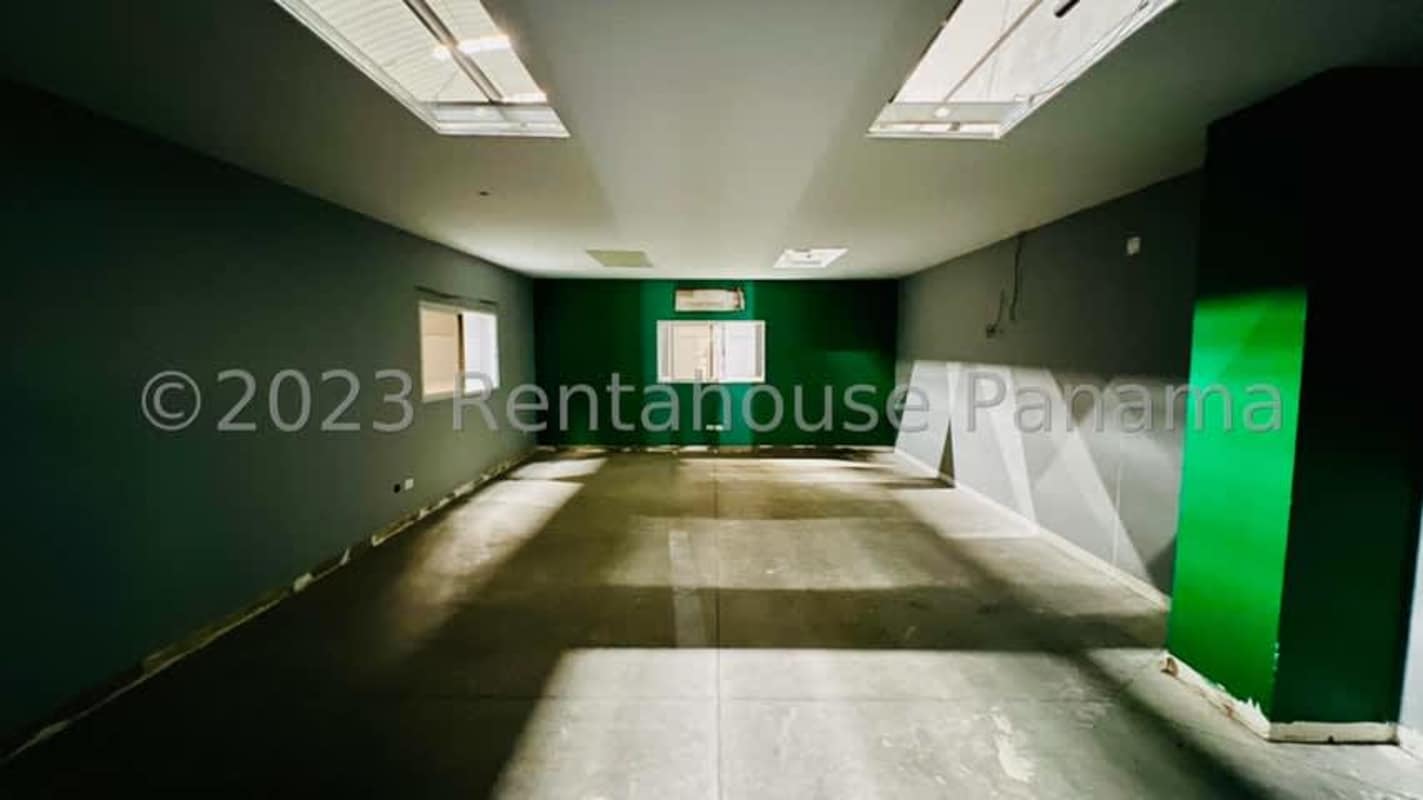 Large bay doors and wide maneuvering spaces in Tocumen warehouse for sale Panama