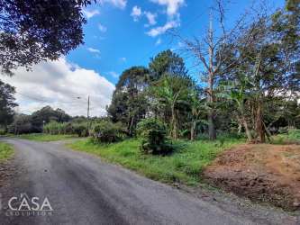 Gravel countryside road with lush greenery leading to 600m² property lot near Boquete Panama