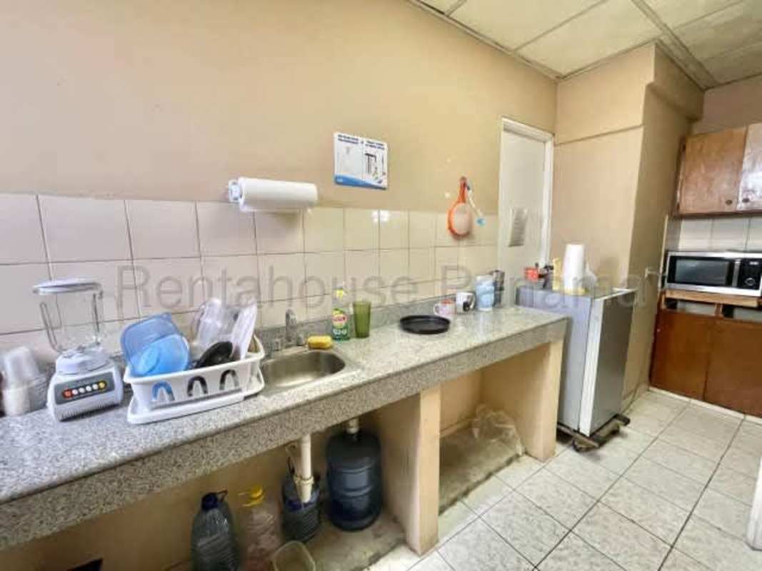 Mixed-use commercial property offering apartment or office area in Parque Lefevre Panama