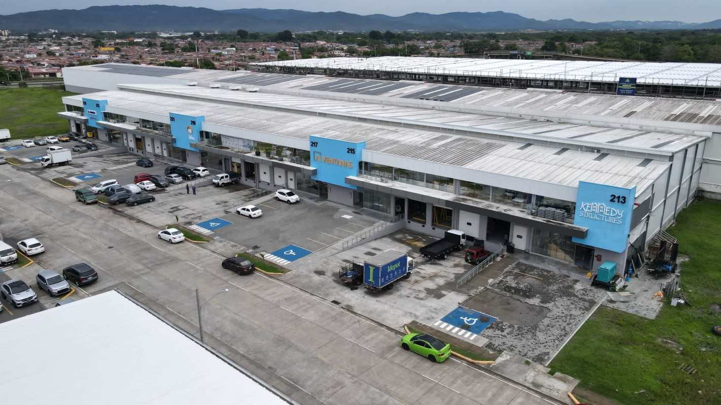 Interior empty warehouse high steel beams for industrial use Terminal Zona Uno Panama