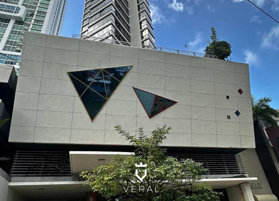 Rooftop swimming pool and children’s play area with city skyline views PH Vista Tower Panama