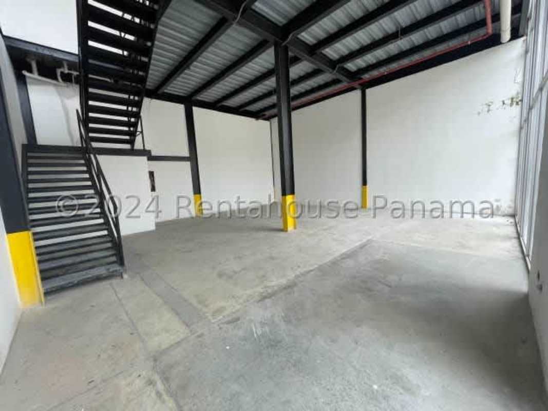 Empty industrial warehouse with concrete floor and high ceiling, mezzanine visible in Pacora Panama