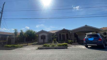 Bright living room with ceiling fan and large windows Aguadulce Joyas del Pacífico House for Rent