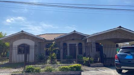 Bedroom with built-in closet, ceiling fan and window in Joyas del Pacífico residential house Aguadulce Panama