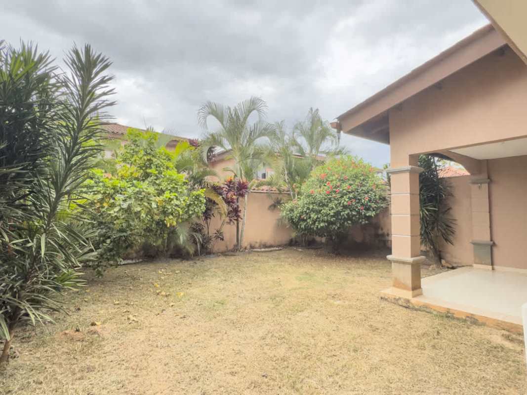Large master bedroom with walk-in closet and bathroom at Versalles family home Panama City