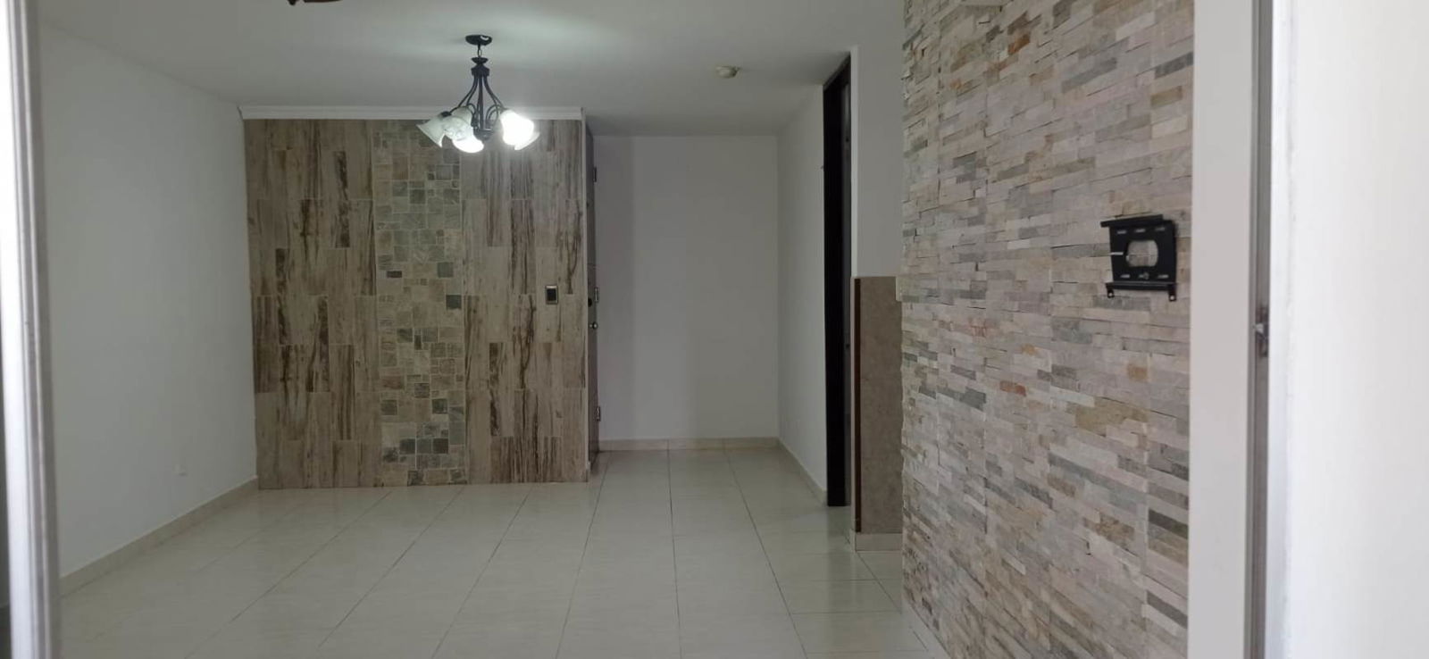 Master bedroom with built-in closets and ensuite bathroom in PH McGregor Panama City Condado del Rey