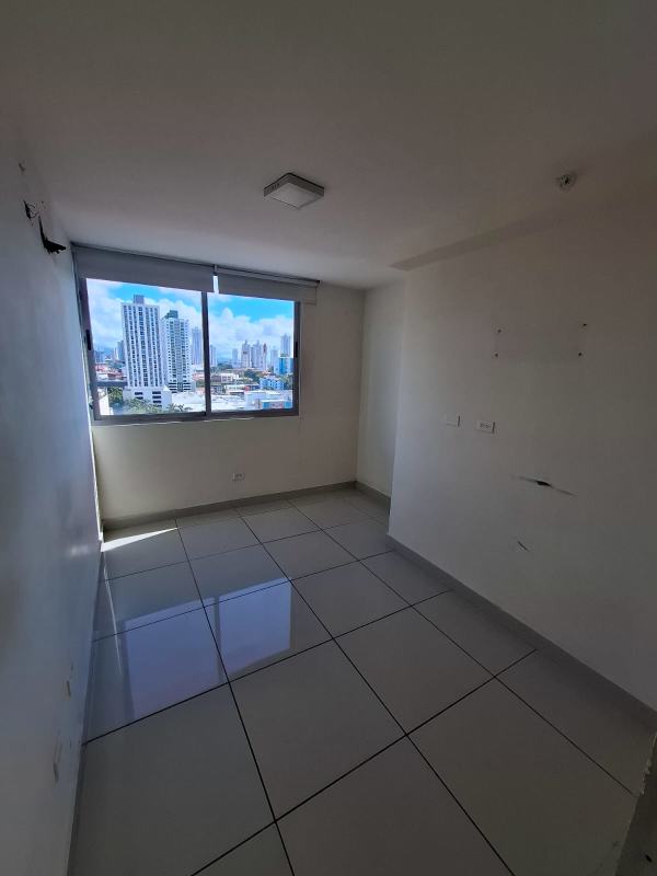 Bright secondary bedroom ceramic tiles closet PH Torre de Castilla Via España Panama