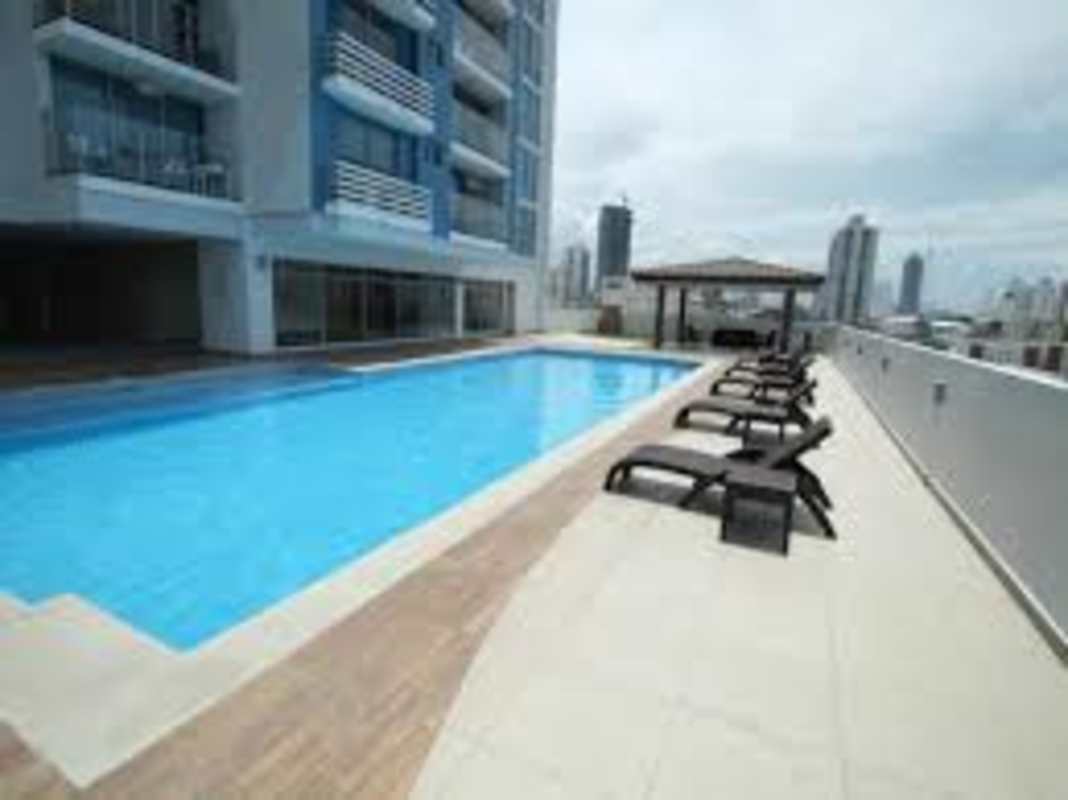 Rooftop pool with sun loungers and Panama skyline view PH Torre de Castilla