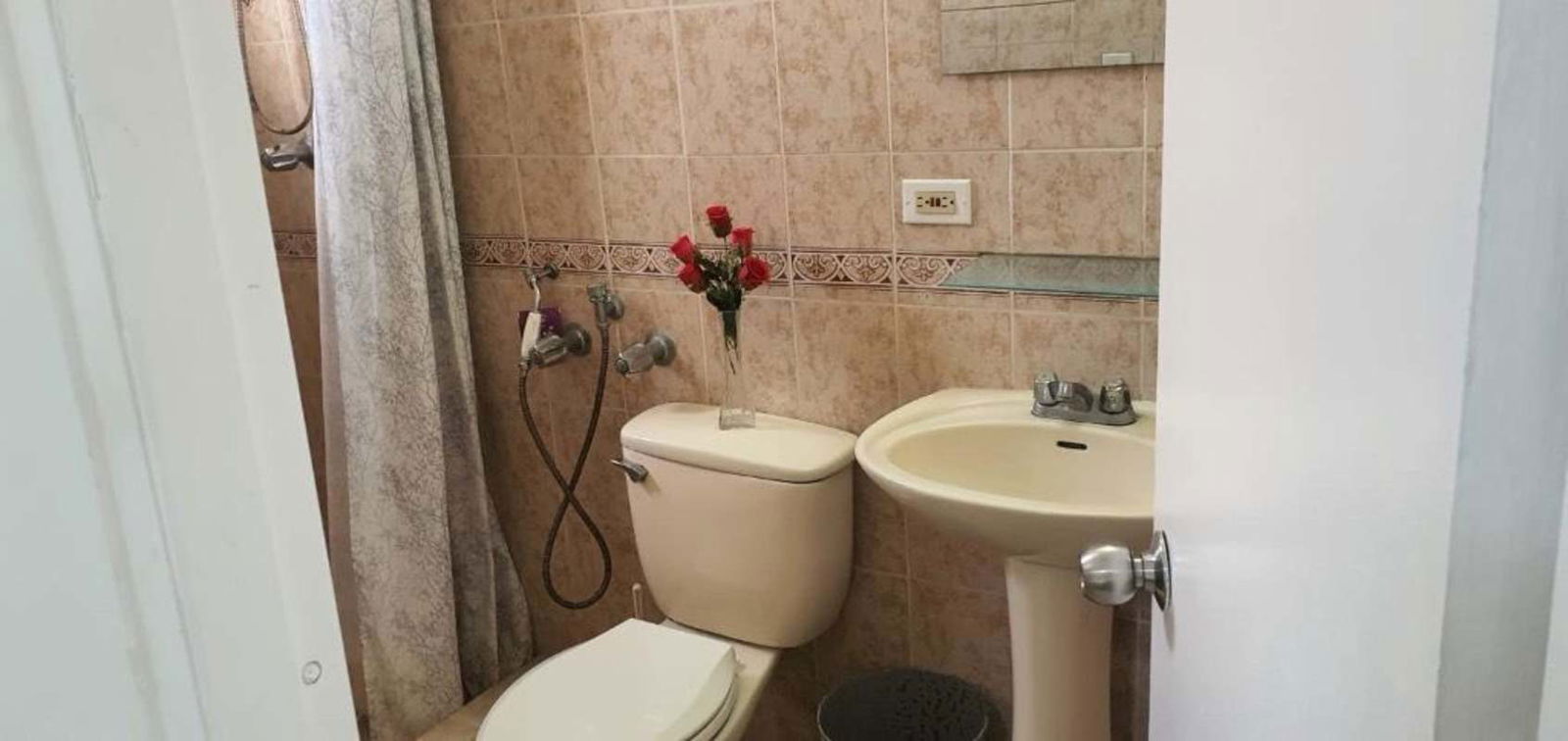 Traditional bathroom with beige tiles, pedestal sink, walk-in shower, PH Forest View Panama