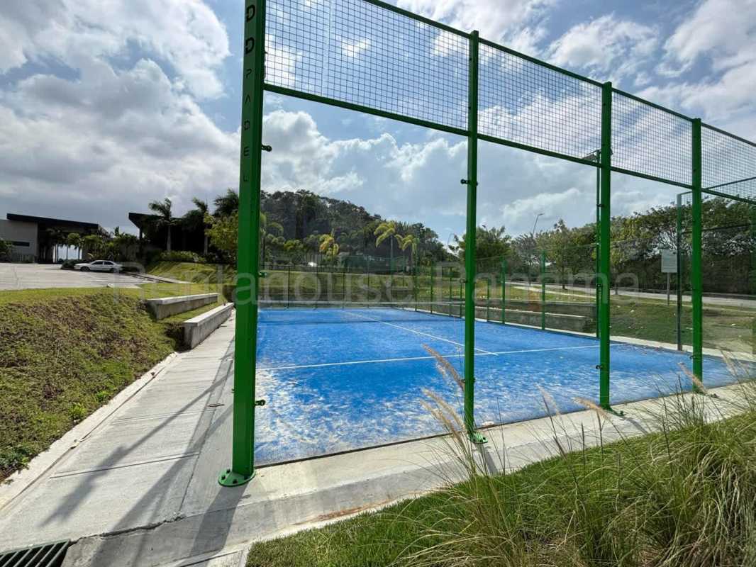 Contemporary bathroom with vanity and tiles in house for rent Brisas del Golf