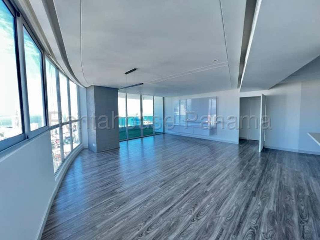 Spacious living room with floor-to-ceiling windows and ocean view in PH Serrani San Francisco Panama City