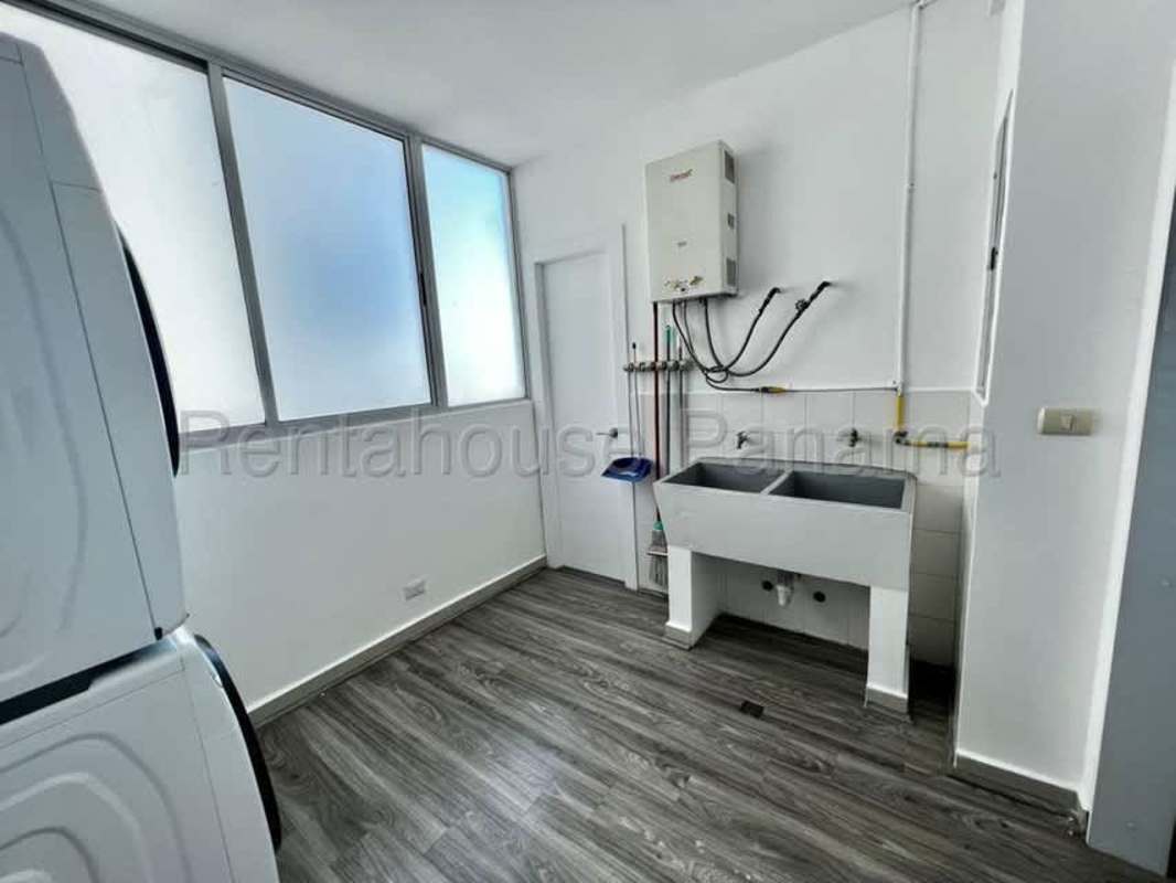 Laundry area with utility sink and large window in PH Serrani San Francisco Panama