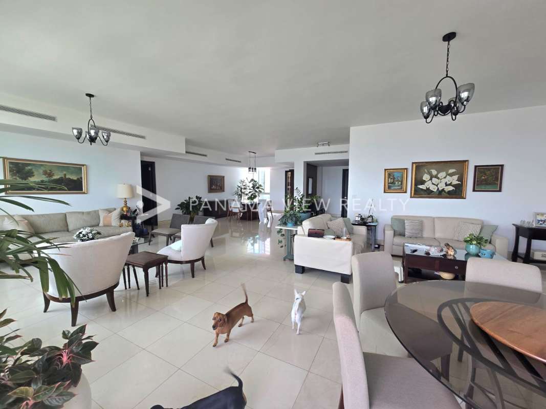 Luxurious foyer and living room with ocean view at PH Ocean One Costa del Este Panama
