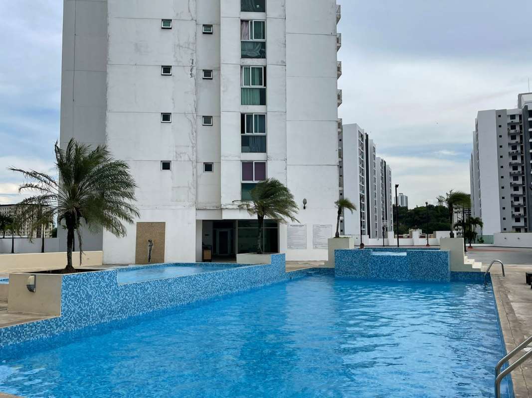 Large outdoor pool with sundeck PH King Park Panama City