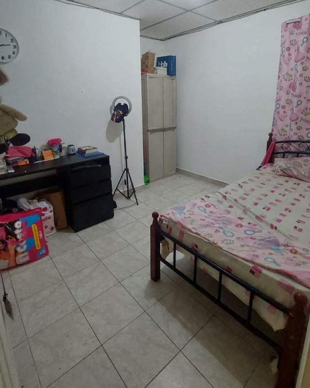 Bedroom with window and tile floor in Villa Don Bosco Panama house