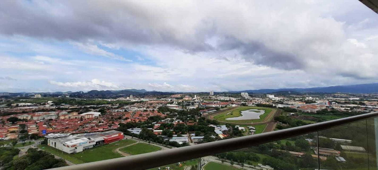 Spacious master suite with golf views, ensuite bathroom, walk-in closet PH Santa María Panama