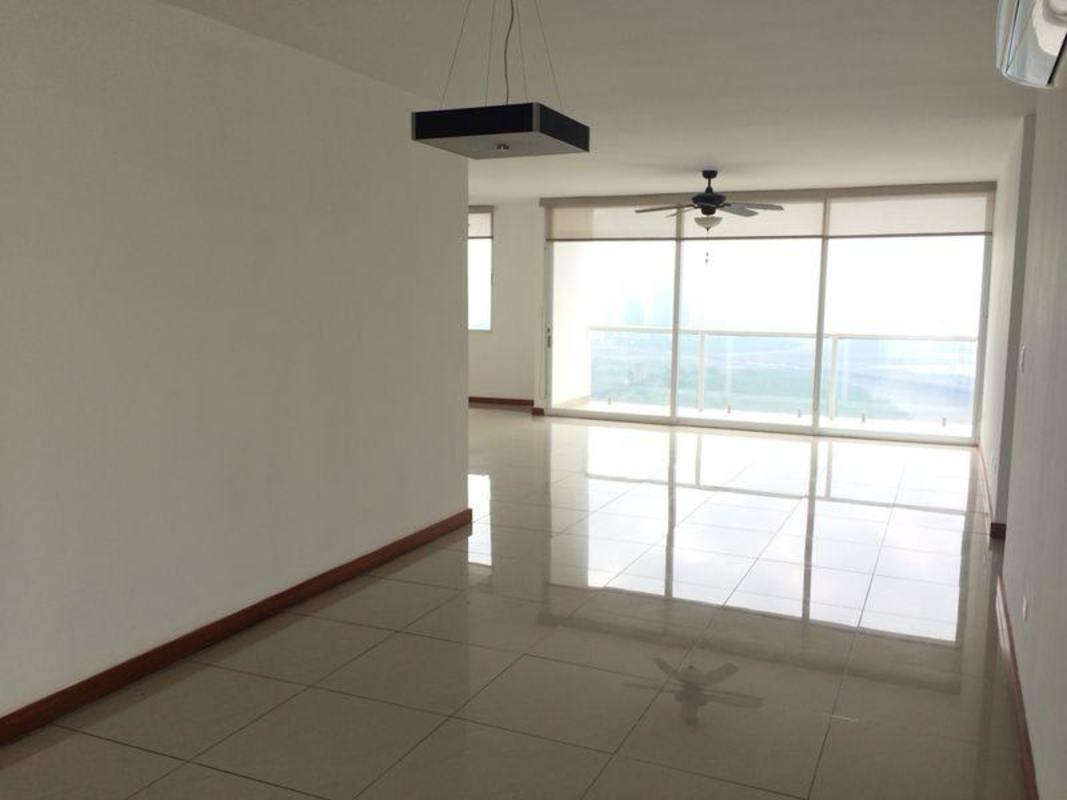 Luxury infinity pool with ocean view in PH Coco del Mar Panama