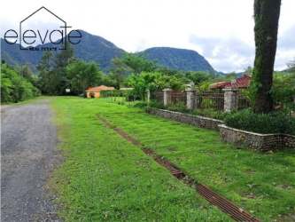 Stunning mountain views and lush gardens outside El Valle Residence Panama