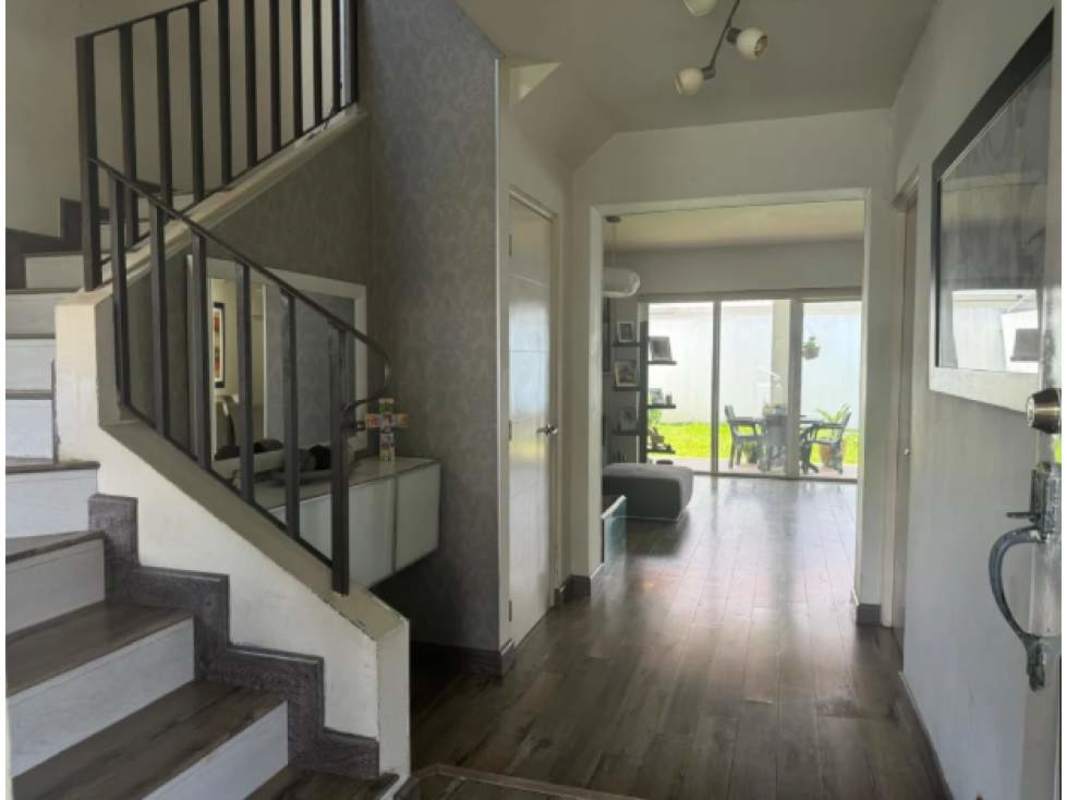 Dining space with large windows and access to backyard at Quinta de Versalles Panama