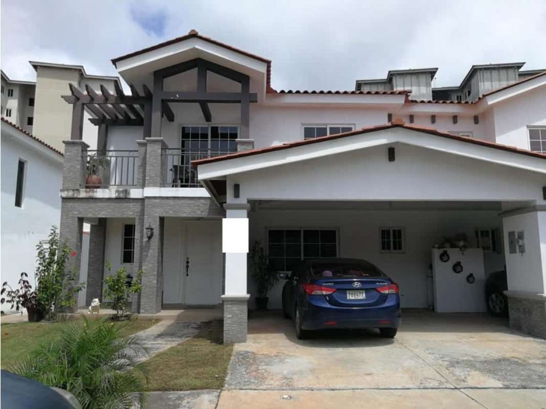 Swimming pool and clubhouse in gated Quinta de Versalles Panama City residences