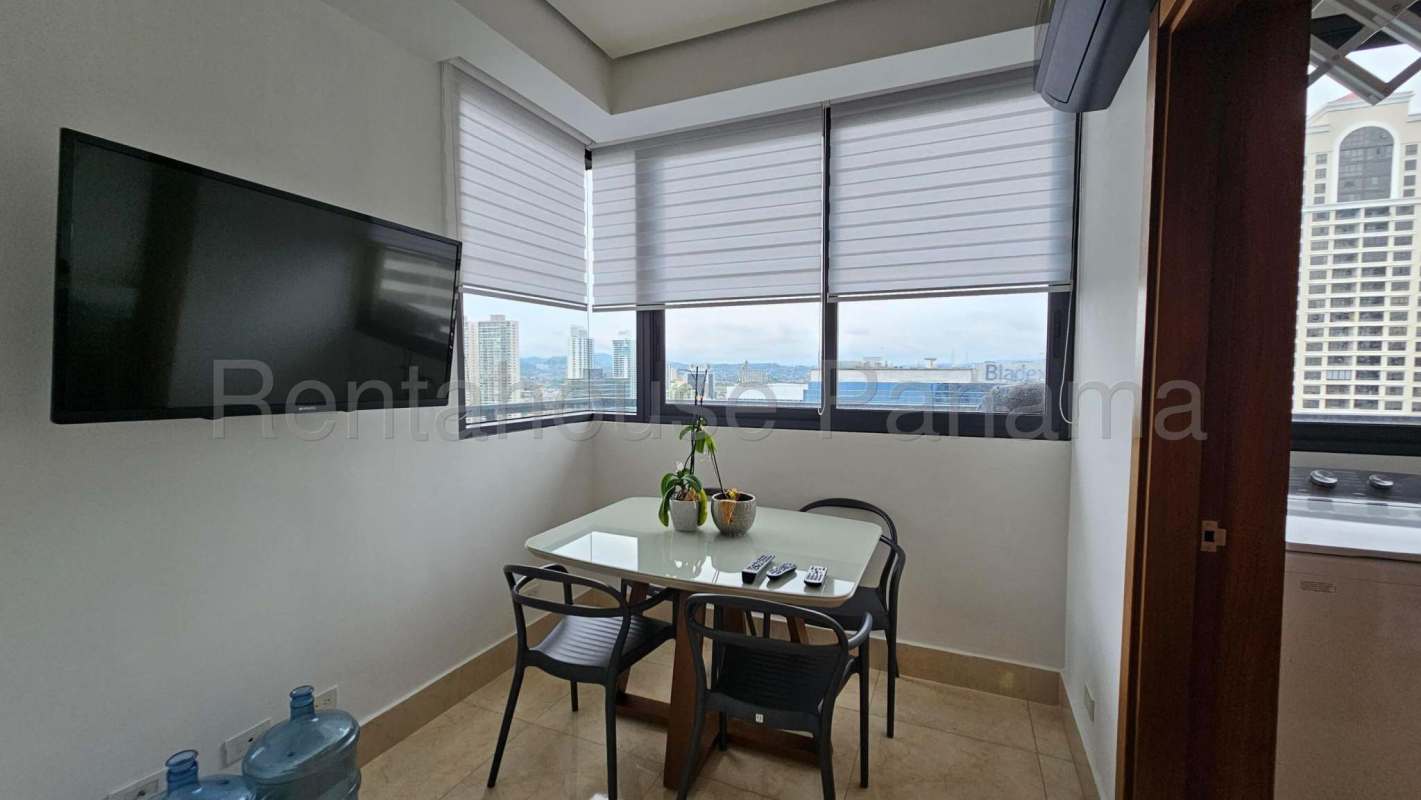 Spacious master bedroom with ocean views and ensuite bathroom in PH Oceanaire Costa del Este