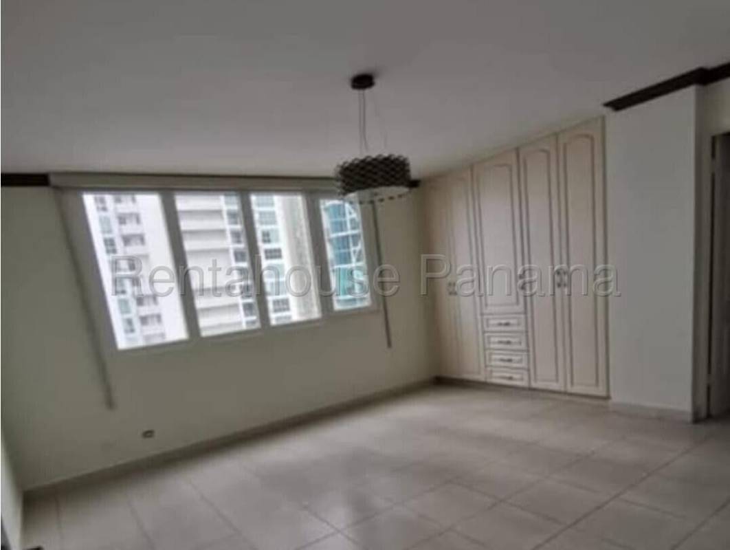 Spacious bedroom featuring large windows, ocean views, built-in closet, and AC in Panama City