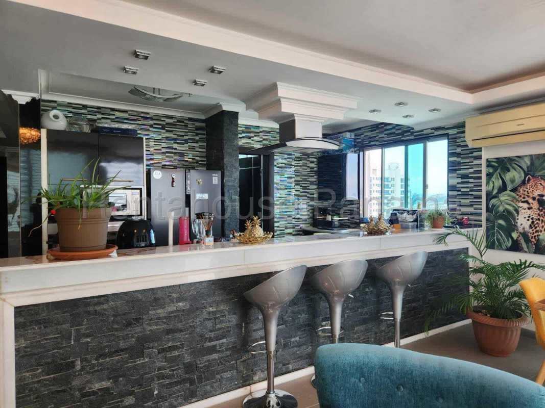 Spacious master bedroom with ensuite bathroom and closet in PH Tao Panama City