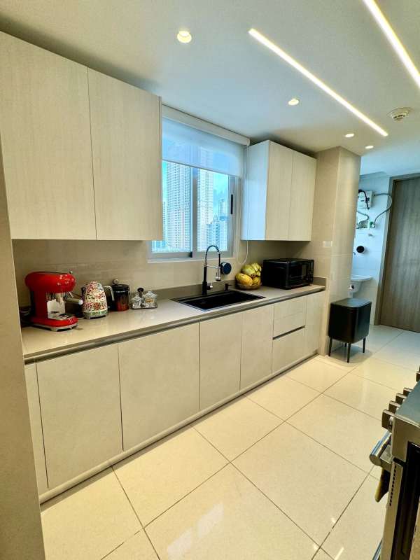 Bright open-plan living and dining area with porcelain tile floors and panoramic views in PH Costanera Panama