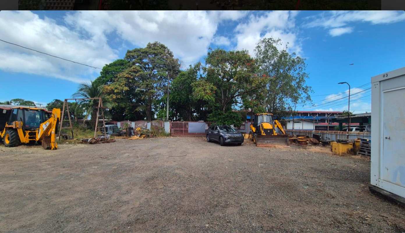 Industrial lot with warehouse, construction machinery, fencing in Ciudad Radial Panama