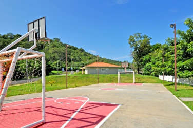 Outdoor sports court basketball mountain view Villas del María Bejuco Panama