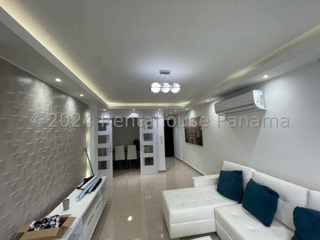 Bedroom with large window and panoramic city view in PH Aquamarina Panama