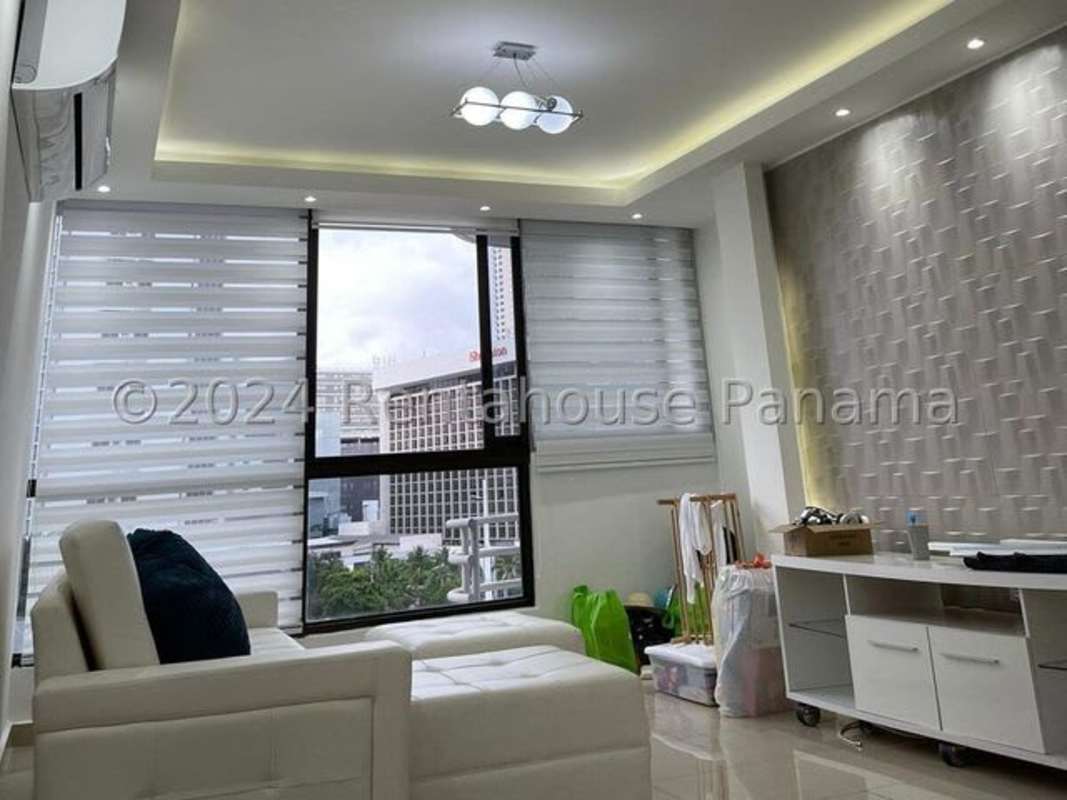 Swimming pool and jacuzzi with city view at PH Aquamarina Panama