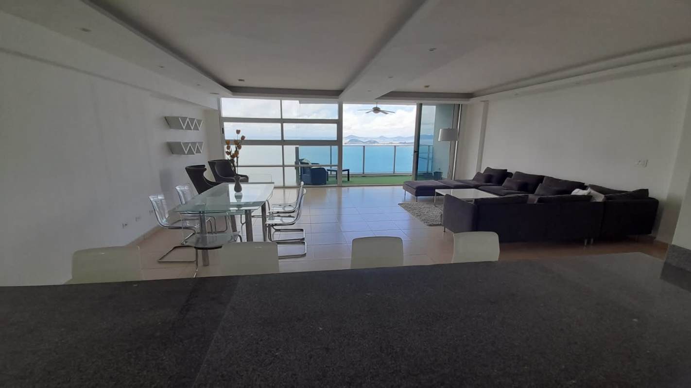 Third bedroom with closet and window at Waters Avenida Balboa Panama City