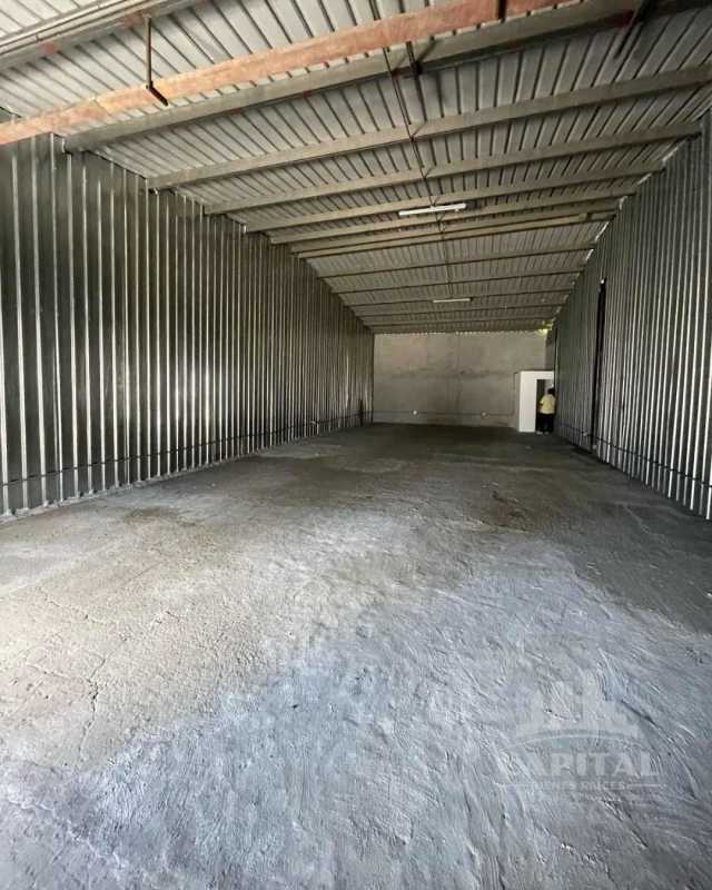 Industrial warehouse interior view showing corrugated metal walls and open space in Tocumen Panama