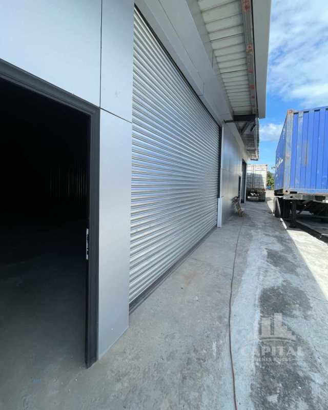 Industrial warehouse loading area with large roller shutter door and parking Tocumen Panama