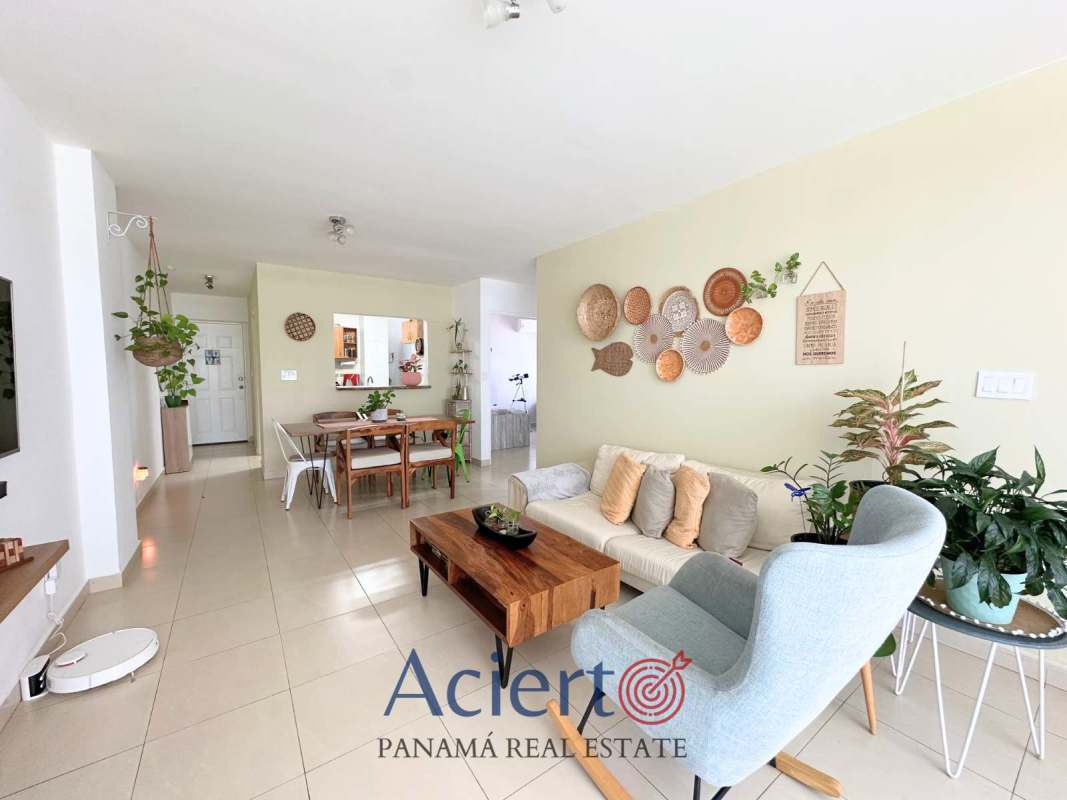 Dining space with bright natural light PH Golf Park Panama